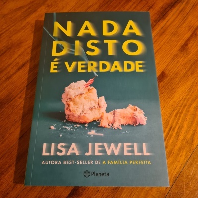 Capa do livro com título, autor e bolo rosa partido em fundo azul