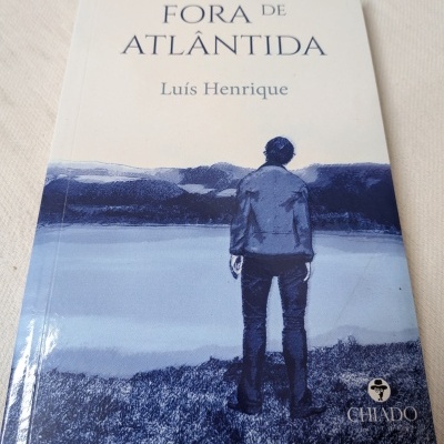 Livro FORA DE ATLÂNTIDA Luís Henrique com ilustração azulada e logotipo CHIADO