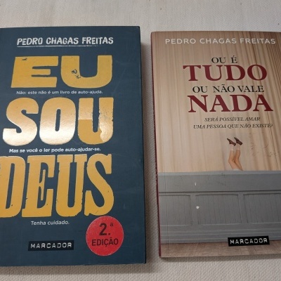 Dois livros de Pedro Chagas Freitas, um com capa azul e outro bege, sobre superfície clara.
