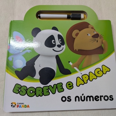 Livro infantil esconde e apaga os números com personagens panda, leão e coelho