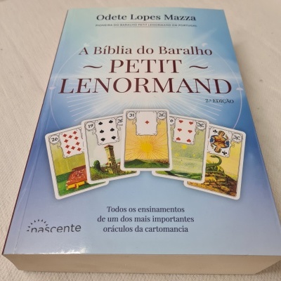 Livro 'A Bíblia do Baralho PETIT LENORMAND' com cartas ilustradas na capa