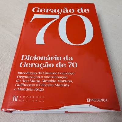 Capa de livro vermelha com texto branco sobre Geração de 70