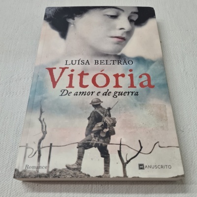 Capa do livro 'Vitória De amor e de guerra' com imagem de mulher e soldado.
