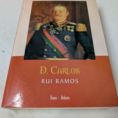 Capa do livro D. Carlos com pintura de homem em uniforme militar e medalhas
