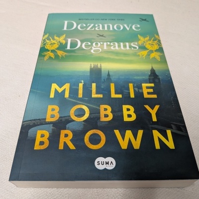 Livro 'Dezanove Degraus' de Millie Bobby Brown com capa azul e amarelo.
