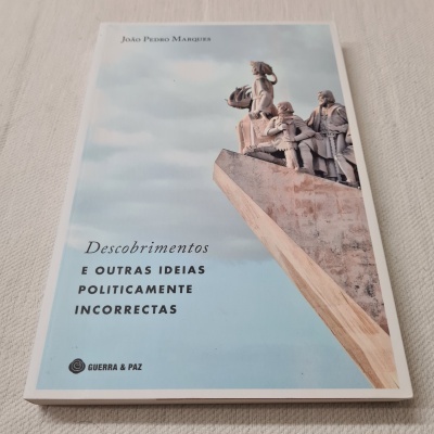 Capa do livro 'Descobrimentos e Outras Ideias Politicamente Incorrectas' com escultura em fundo azul