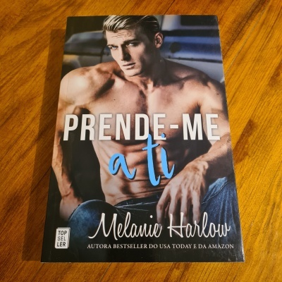 Capa de livro com homem musculado sem camisa e título Prende-me a ti