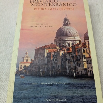 Livro Breviário Mediterrânico com capa mostrando basílica e edifícios à beira de água em Veneza