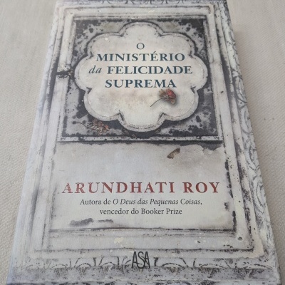 Livro O MINISTÉRIO da FELICIDADE SUPREMA de Arundhati Roy com capa em padrão de pedra antiga