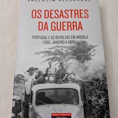 Capa de livro Os Desastres da Guerra com fotografia histórica a preto e branco