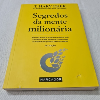 Livro amarelo Segredos da mente milionária de T. Harv Eker