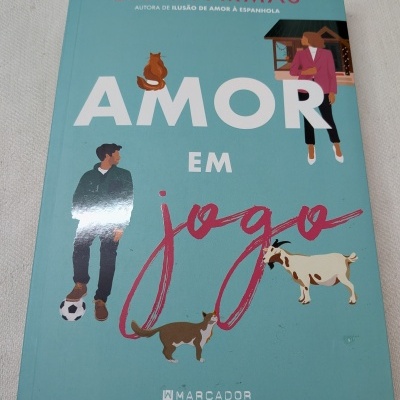 Capa de livro azul com texto e ilustrações de personagens e animais