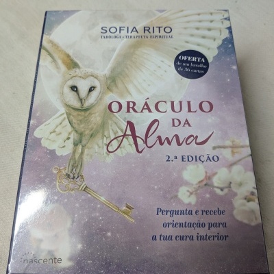 Caixa do baralho Oráculo da Alma com coruja e chave, fundo lilás com flores e estrelas