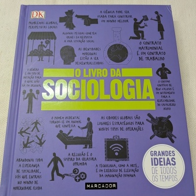 Capa roxa do livro O Livro da Sociologia com texto e ilustrações em preto e amarelo