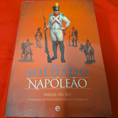 Capa de livro O Livro do Soldado de Napoleão com soldados napoleónicos ilustrados.