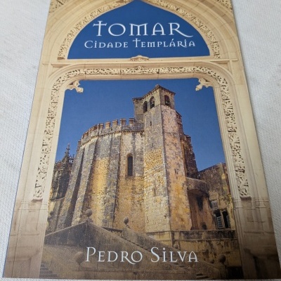 Livro sobre Tomar cidade templária com imagem da arquitetura histórica na capa