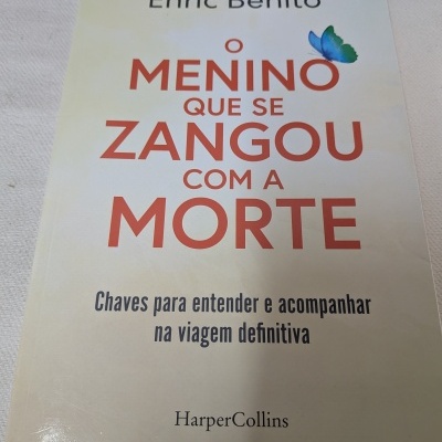 Capa de livro com título vermelho e borboleta azul e verde