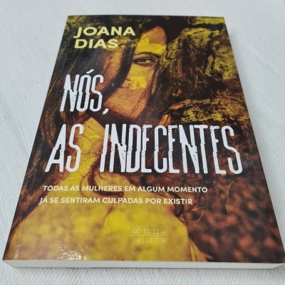 Capa do livro 'NÓS, AS INDECENTES' de Joana Dias com rosto feminino em tons amarelo e castanho