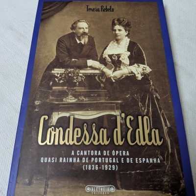 Capa de livro com imagem antiga a sépia e texto em português.