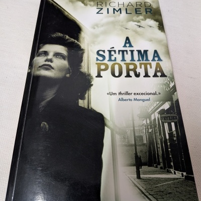 Capa do livro A SÉTIMA PORTA de Richard Zimler com imagem retrô de mulher e rua antiga