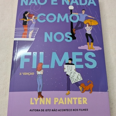Capa de livro roxa com texto e ilustrações de pessoas e cão