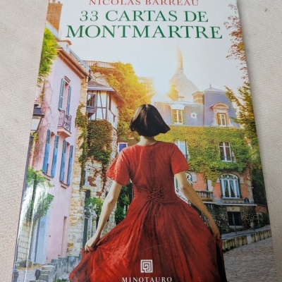 Capa de livro 33 Cartas de Montmartre com mulher de vestido vermelho e edifícios ao fundo