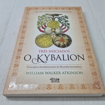 Capa do livro O Kybalion com ilustração colorida e texto em português.