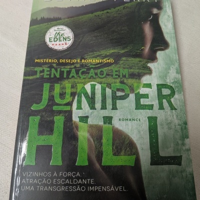 Capa de livro verde TENTAÇÃO EM JUNIPER HILL de Devney Perry