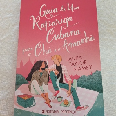 Capa de livro em tons de rosa com ilustração de um casal num piquenique e texto informativo.