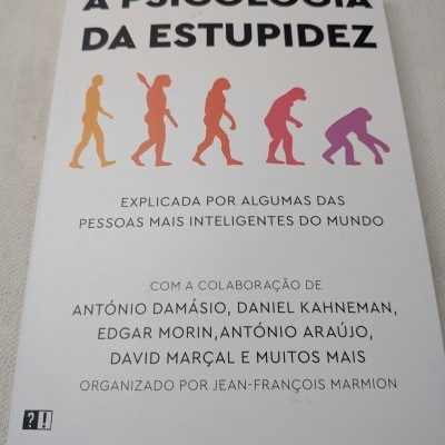 Capa de livro branco com título e ilustrações de evolução humana coloridas.