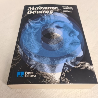 Capa do livro Madame Bovary com rosto feminino em azul e branco sobre fundo preto