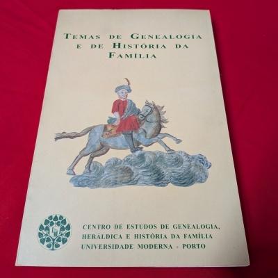 Capa de livro com ilustração de cavaleiro a cavalo e texto verde sobre genealogia e história da família