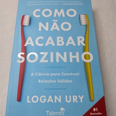 Capa do livro Como Não Acabar Sozinho com escovas de dentes vermelha e amarela sobre fundo azul