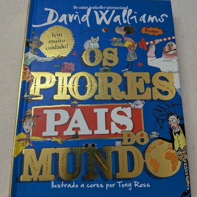 Capa de livro azul com título Os Piores Pais do Mundo e ilustrações coloridas.