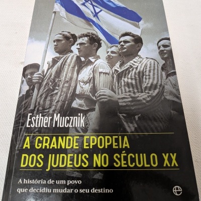 Capa de livro com homens em uniforme às riscas e bandeira de Israel