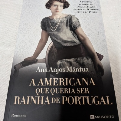 Capa de livro com fotografia antiga colorida de mulher e texto título e autor