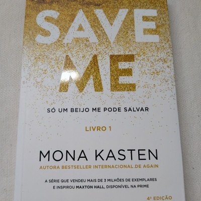 Livro SAVE ME com capa branca e dourada, texto em preto e dourado, autor Mona Kasten