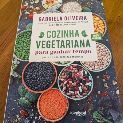Livro de receitas de cozinha vegetariana com capas ilustradas por leguminosas em tigelas.