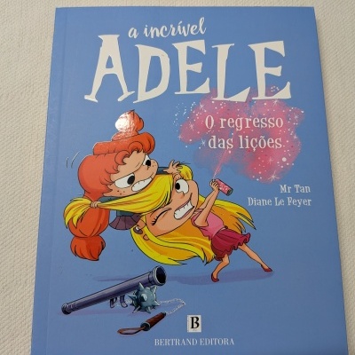 Livro infantil azul com título e ilustração de duas raparigas e armas antigas.