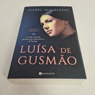 Livro Luísa de Gusmão com capa preta, foto de mulher jovem e texto em rosa