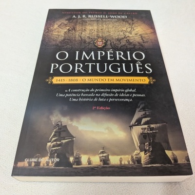 Capa do livro O Império Português com ilustração de navios antigos e mapa histórico