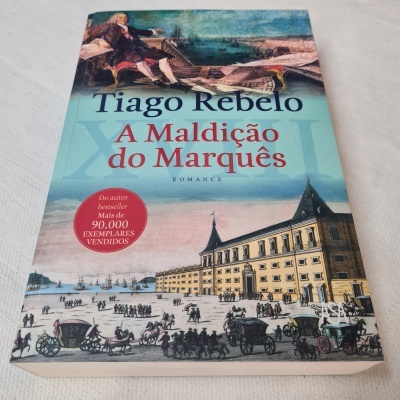 Capa do livro 'A Maldição do Marquês' de Tiago Rebelo com ilustração histórica.