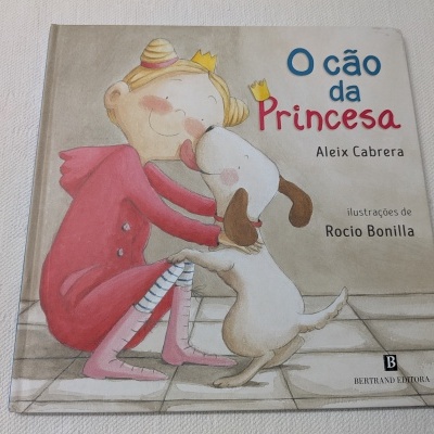 Capa de livro infantil com título O cão da Princesa e ilustração de menina com cão.