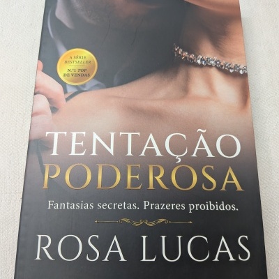 Capa do livro Tentação Poderosa de Rosa Lucas com selo bestseller e imagem de casal