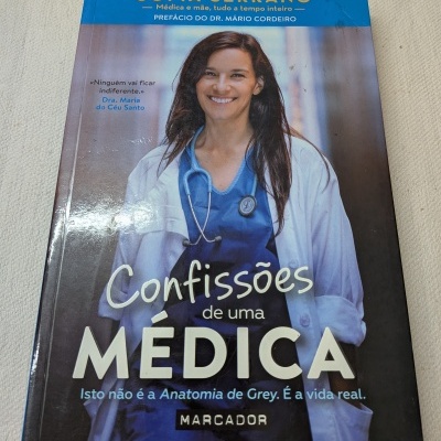 Capa de livro com médica sorridente vestindo bata branca e estetoscópio azul