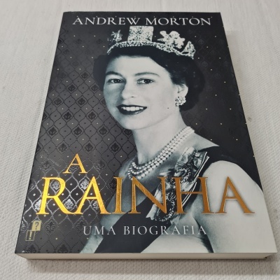 Capa do livro 'A Rainha - Uma Biografia' de Andrew Morton com fotografia da Rainha Elizabeth II.