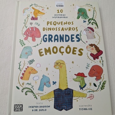 Capa de livro infantil Pequenos Dinossauros Grandes Emoções com desenhos de dinossauros
