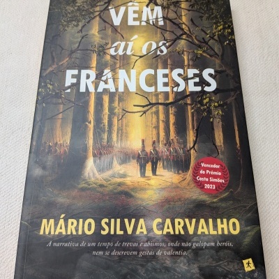 Capa do livro VÊM aí os FRANCESES de Mário Silva Carvalho com cena de soldados na floresta