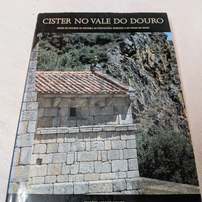 Capa do livro CISTER NO VALE DO DOURO com fotografia de edifício em pedra e paisagem natural
