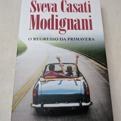 Capa de livro com carro clássico e texto em vermelho e preto